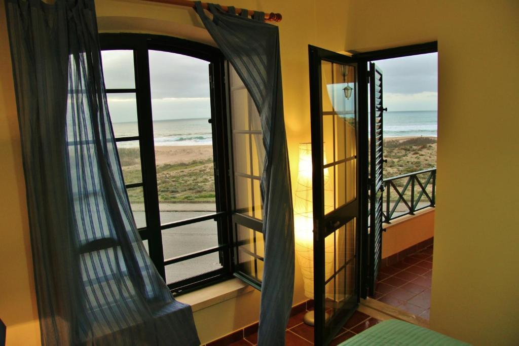 Supertubos Beach Hostel اتوغويه ده باليه المظهر الخارجي الصورة